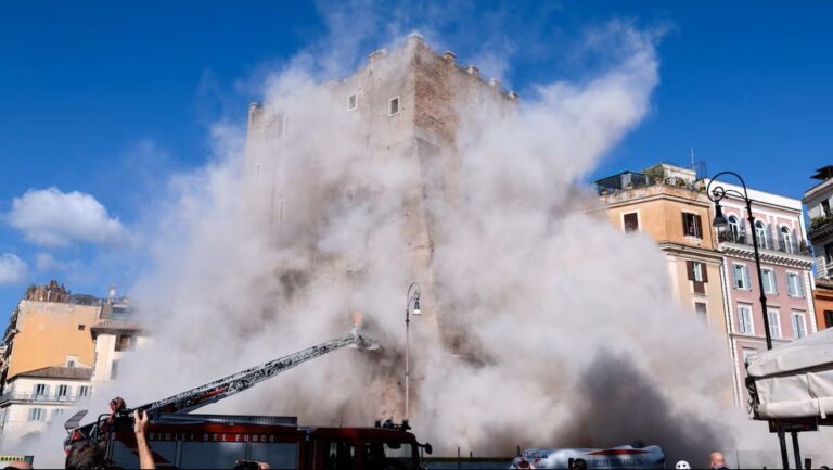 Video: Se derrumba una torre medieval en el Foro de Roma, Italia; hay cinco heridos