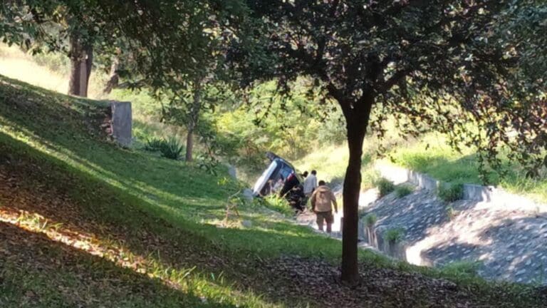Mujer pierde la vida al volcar su camioneta tras ser baleada en Monterrey, Nuevo León