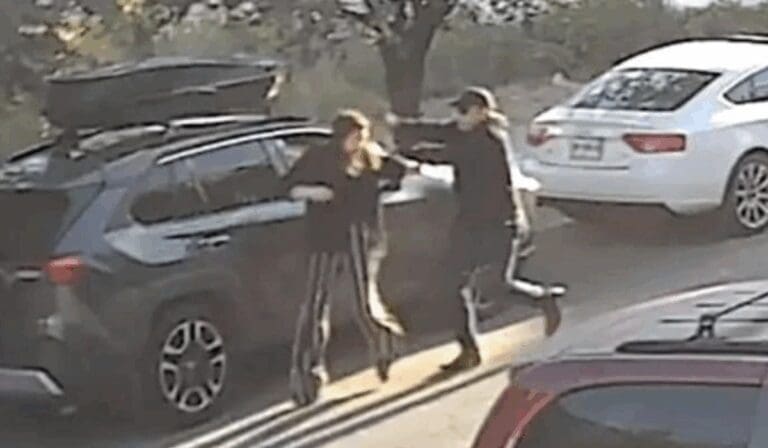 Localizan sin vida al feminicida de mujer baleada y hallada en una camioneta volcada en Monterrey, Nuevo León