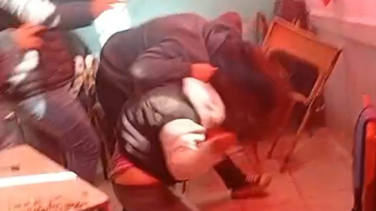 Video: Mujer golpea a una niña de 14 años dentro de un salón de clases en Buenos Aires, Argentina