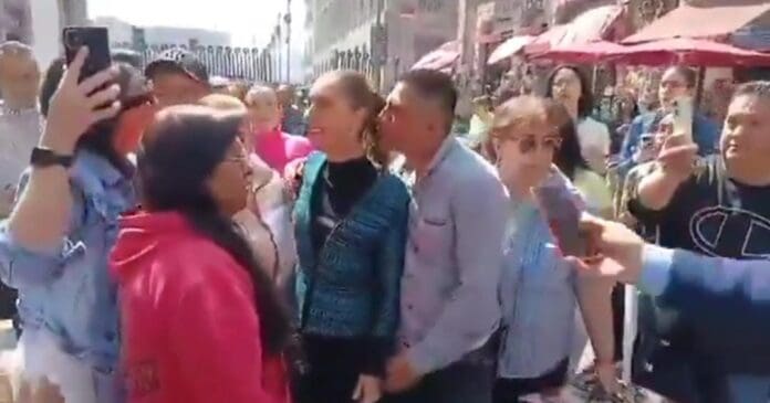 Sujeto acosa y manosea a la presidenta Claudia Sheinbaum tras descuido de su equipo. El incidente ha sido muy criticado.