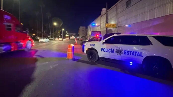 Conductor arroja a mujer desde su auto en movimiento en Saltillo, Coahuila