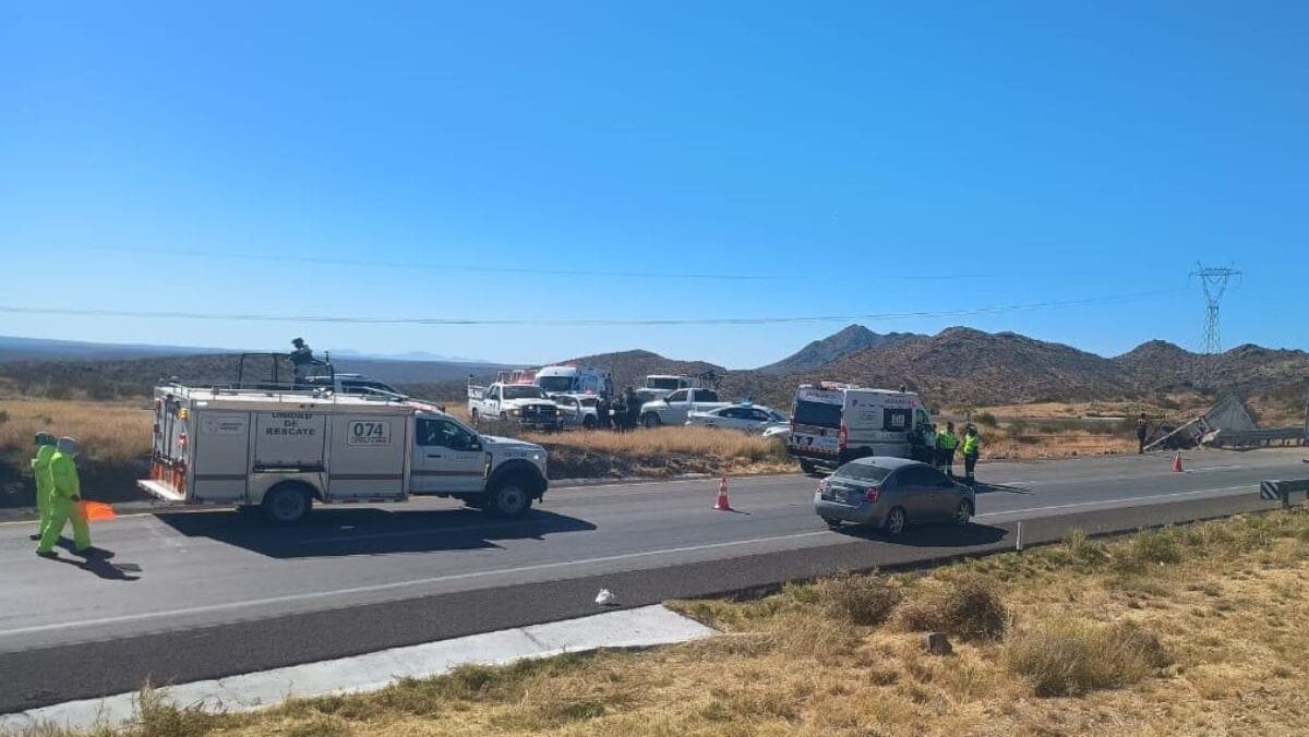 Mueren seis migrantes tras volcadura de un tractocamión en carretera de Chihuahua