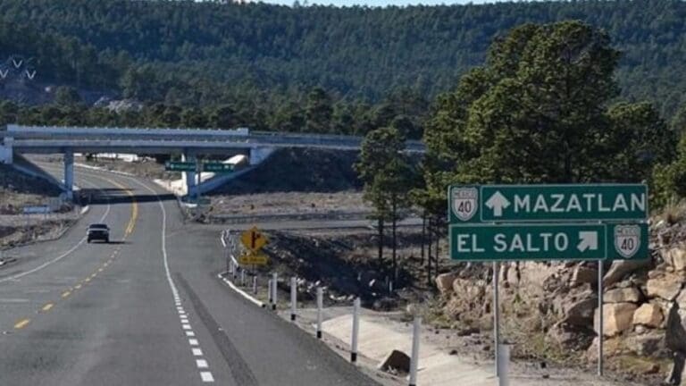 Muere paciente luego de que su ambulancia fuera impactada por una camioneta en Durango