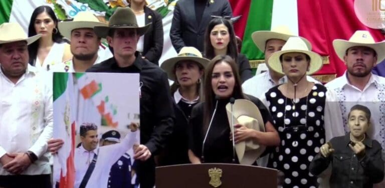 Grecia Quiroz, quien es la viuda de Carlos Manzo, rinde protesta como nueva alcaldesa de Uruapan, Michoacán.