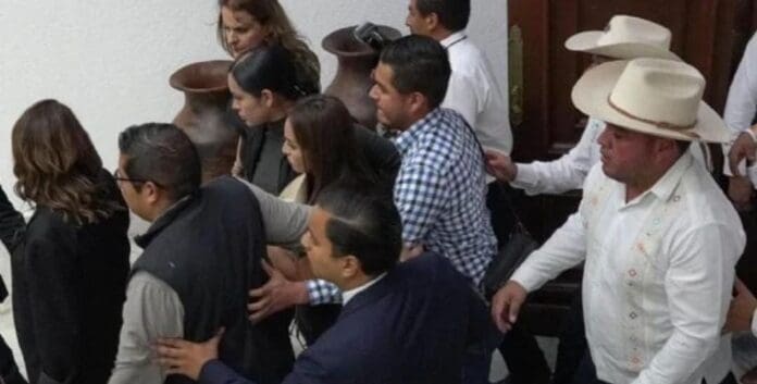 Un encapuchado quiso ingresar a Congreso de Michoacán en toma de posesión de Grecia Quiroz, edil de Uruapan.