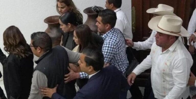 Un encapuchado quiso ingresar a Congreso de Michoacán en toma de posesión de Grecia Quiroz, edil de Uruapan.