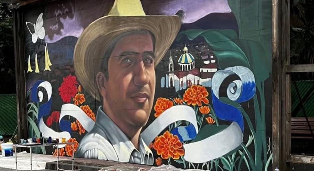 Lanzan corridos sobre Carlos Manzo y pintan mural en su honor; así recuerdan a edil de Uruapan, Michoacán
