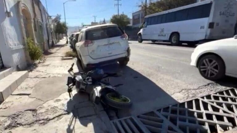 Muere motociclista de 16 años tras ser impactado por una camioneta en Saltillo, Coahuila