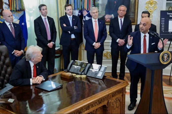 Video: Se desmaya ejecutivo farmacéutico en plena conferencia de Donald Trump en la Casa Blanca