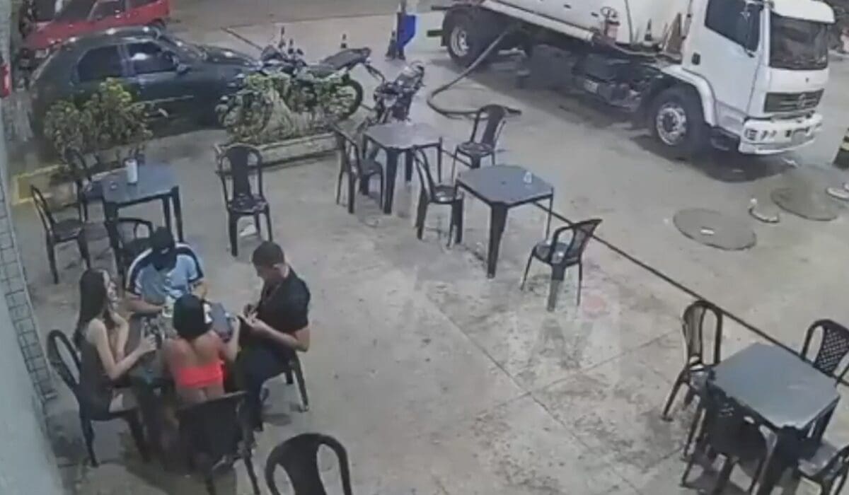 Video: Imprudencia en Brasil: Joven desata incendio tras prender un cigarro cerca de una pipa de gas