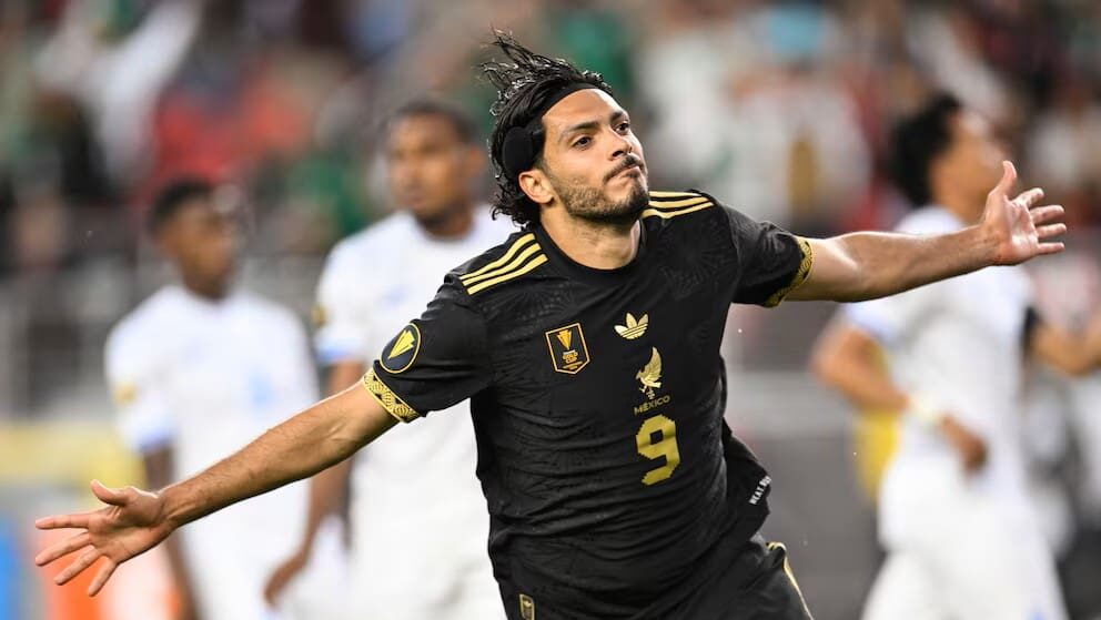 Video: Recibe mexicano Raúl Jiménez premio de la Concacaf por anotar el mejor gol del 2025