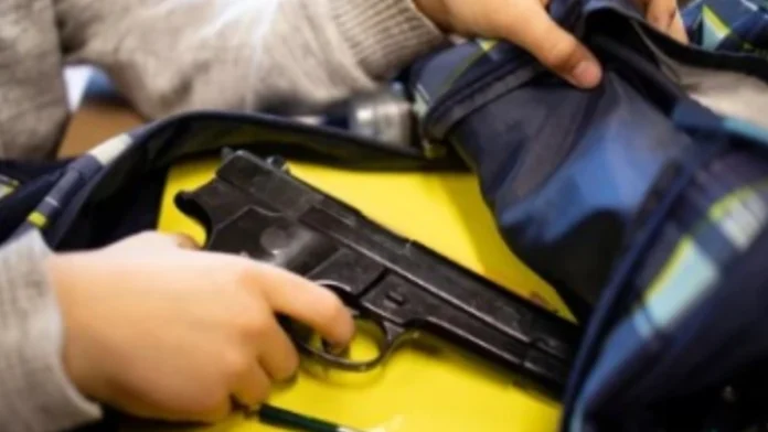 Maestra recibe 10 mdd en indemnización tras ser baleada por un alumno de seis años en Estados Unidos