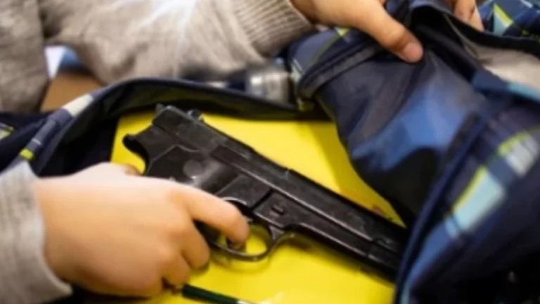 Maestra recibe 10 mdd en indemnización tras ser baleada por un alumno de seis años en Estados Unidos