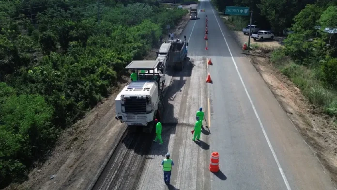 Los trabajos se ejecutan en tres tramos de la carretera federal MEX-307, entre Bacalar, Buenavista y Felipe Carrillo Puerto.