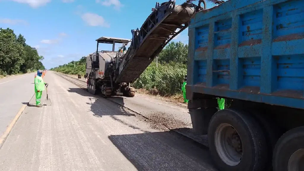 Actualmente se realizan labores de fresado y reposición de carpeta  asfáltica en el kilómetro 71+180 al 71+680, del tramo Cafetal–Felipe Carrillo Puerto. 