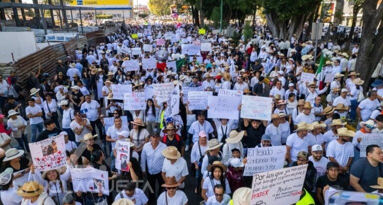 Reportan que miles de personas marchan para exigir la paz en Uruapan, Michoacán tras asesinato del alcalde Carlos Manzo.