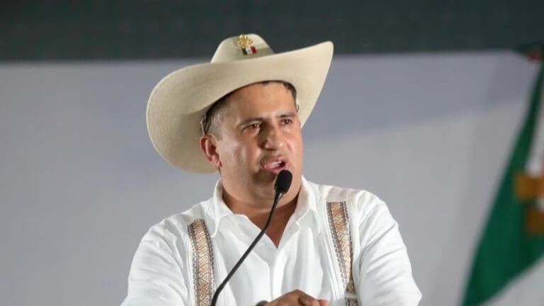 Carlos Manzo, alcalde asesinado de Uruapan enfrentó a los narcos desde un helicóptero