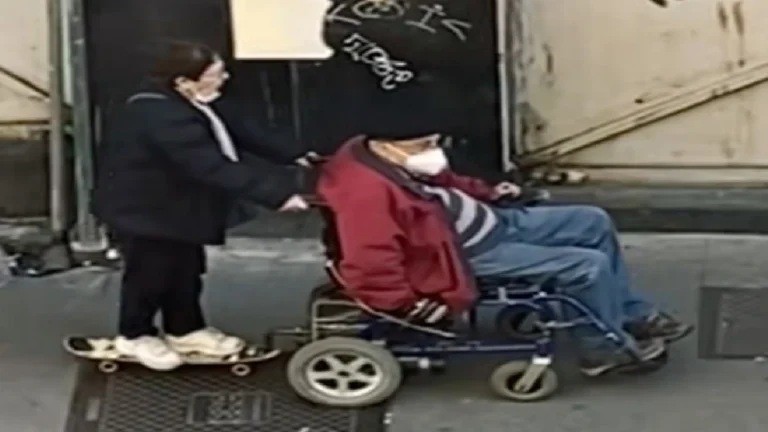 Adultos mayores pasean en una patineta y silla de ruedas en Chile