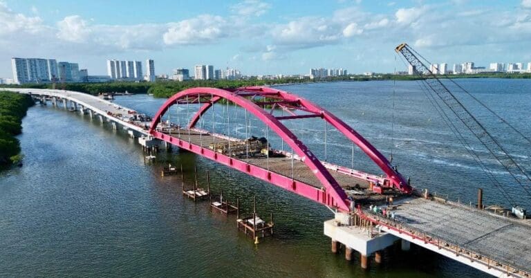 La gobernadora Mara Lezama Espinosa informó que la construcción del Puente de la Laguna Nichupté registra un avance del 90.2 por ciento.