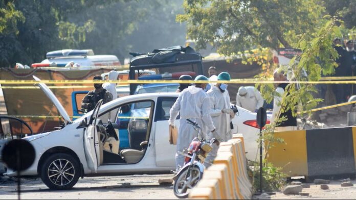 Video: Mueren 12 personas y 27 quedan heridas por un atentado suicida en Pakistán