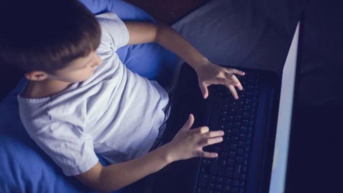 Adolescente crea fotos explícitas de 400 compañeros de clase con IA para venderlas en internet en Zacatecas