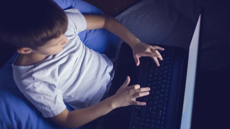 Adolescente crea fotos explícitas de 400 compañeros de clase con IA para venderlas en internet en Zacatecas