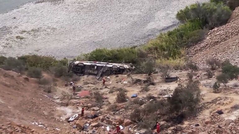 Video: Mueren 37 personas tras caer un autobús de pasajeros por un abismo en Perú