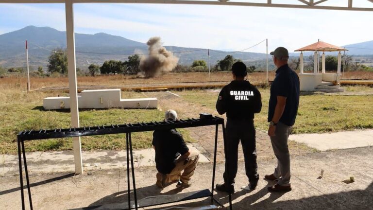 FBI capacita a policías y militares en manejo de explosivos y drones en Michoacán