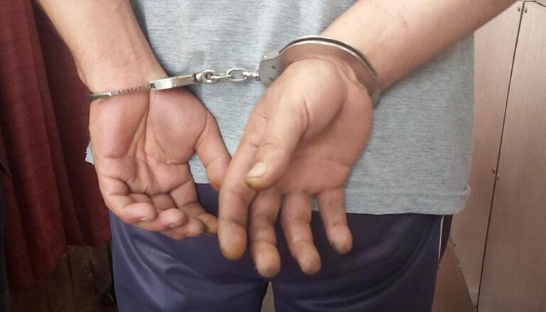 Detienen a hombre que abusó de sus hijastros menores de edad y les transmitió VIH en Paraguay