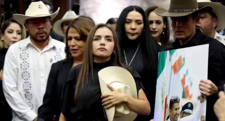 Grecia Quiroz, la viuda de Carlos Manzo, podría ir por la gubernatura de Michoacán; algunos sondeos la respaldan.