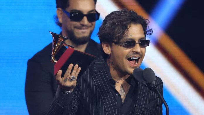 Video: Critican a Christian Nodal tras no mencionar a Ángela Aguilar en su discurso en el Latin Grammy 2025