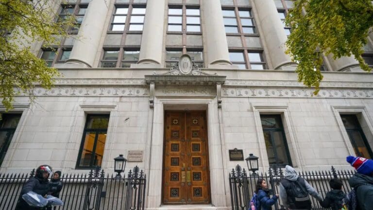 Adolescente se quita la vida tras arrojarse de un quinto piso de su secundaria en Nueva York, Estados Unidos