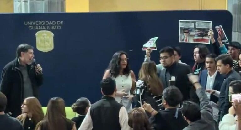 Estudiantes universitarios abuchean y cuestionan a Gerardo Fernández Noroña durante un evento en Guanajuato.