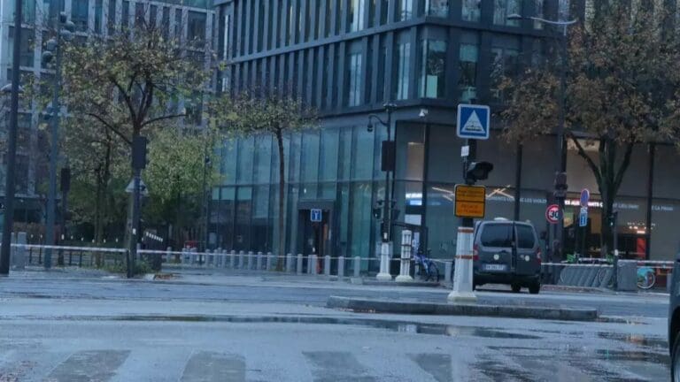 Video: Evacúan sede del canal de noticias BFMTV por amenaza de bomba en París, Francia