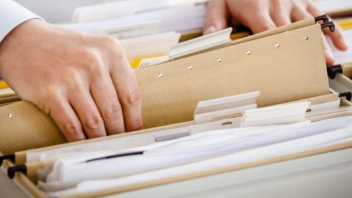 Jóvenes en China están pagando por fingir que trabajan debido a la presión social