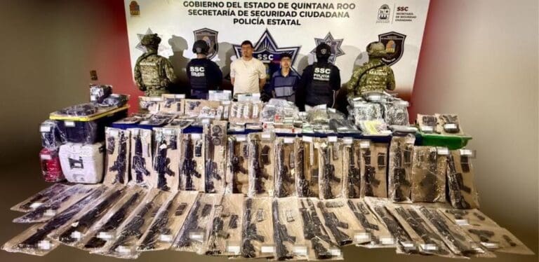 Realizan histórico aseguramiento de armas y detienen a dos integrantes del CJNG en el norte de Quintana Roo.