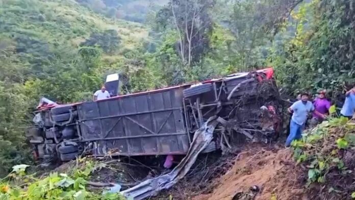 Autobús y tráiler caen a un barranco tras choque en autopista de Oaxaca; hay tres muertos y 10 heridos