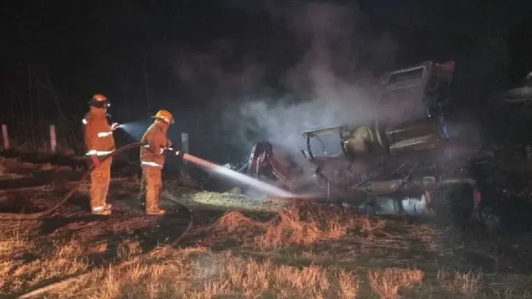 Conductor de tráiler muere calcinado tras volcarse en Lerdo, Durango