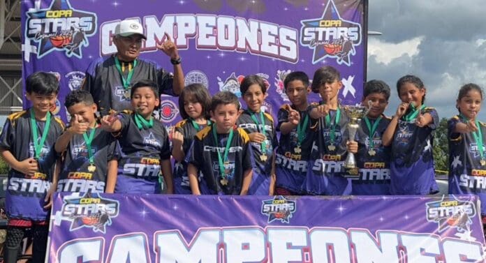 Playa del Carmen es nuevamente el campeón en la categoría micro en torneo de basquetbol Copa Stars Cozumel.