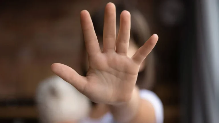 Mujer intenta degollar a su hija de seis años en Buenos Aires, Argentina