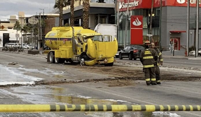 Video Robo de pipa de gasolina provoca persecución policiaca en Hermosillo, Sonora