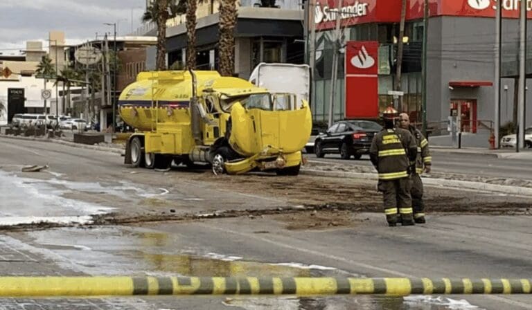 Video Robo de pipa de gasolina provoca persecución policiaca en Hermosillo, Sonora