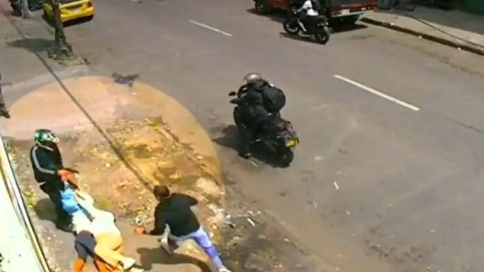 Video: Ladrón arrastra a dos mujeres por la calle para robarles el dinero de una herencia en Bogotá, Colombia