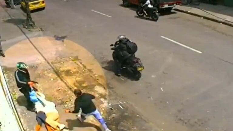 Video: Ladrón arrastra a dos mujeres por la calle para robarles el dinero de una herencia en Bogotá, Colombia