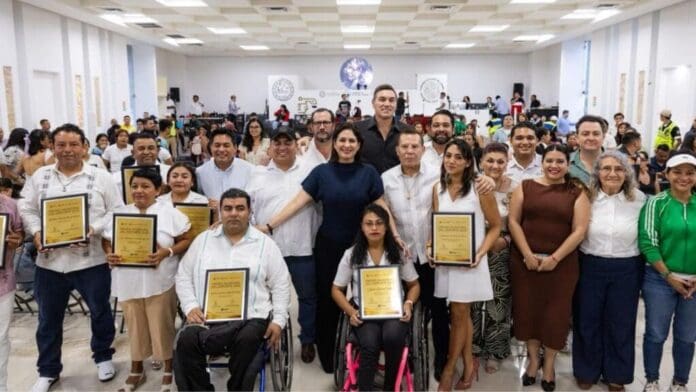 Estefanía Mercado entrega el Premio Municipal del Deporte 2025 acompañada por la leyenda del boxeo mexicano Julio César Chávez