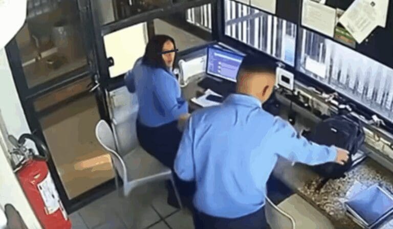 Video Casi la mata hombre ataca a su compañera de trabajo con un casco de motocicleta en Brasil