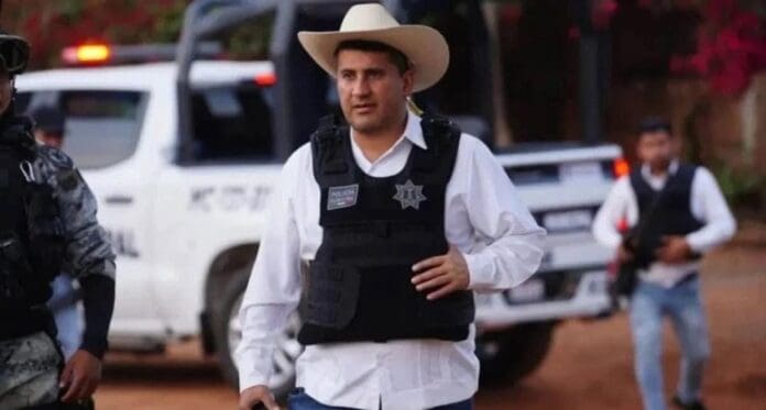 Detienen a siete escoltas por el asesinato de Carlos Manzo, edil de Uruapan, Michoacán. Se les acusa de omisiones.