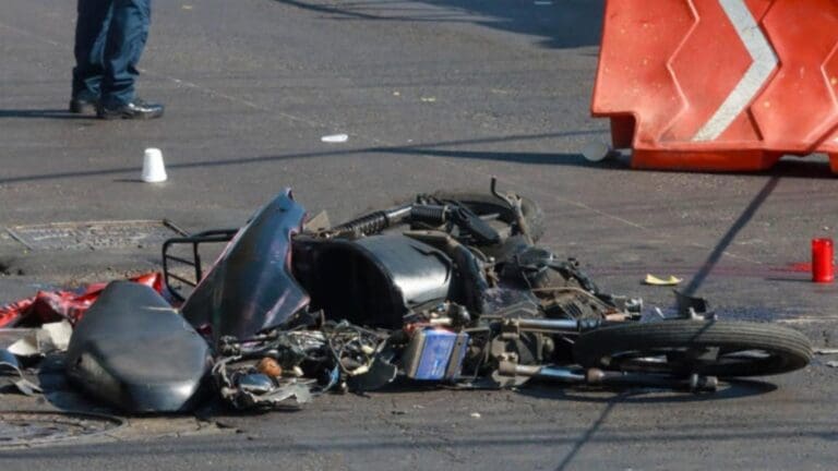 Repartidora de aplicación pierde la vida tras chocar con un tráiler en Coyoacán, CDMX