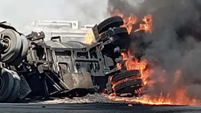 Explota pipa cargada con gasolina al ser arrollada por un tren en Hidalgo